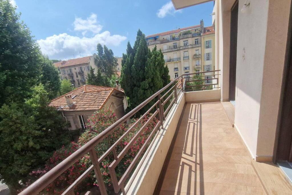 The Chic Liberation Apartment Nisa Exterior foto