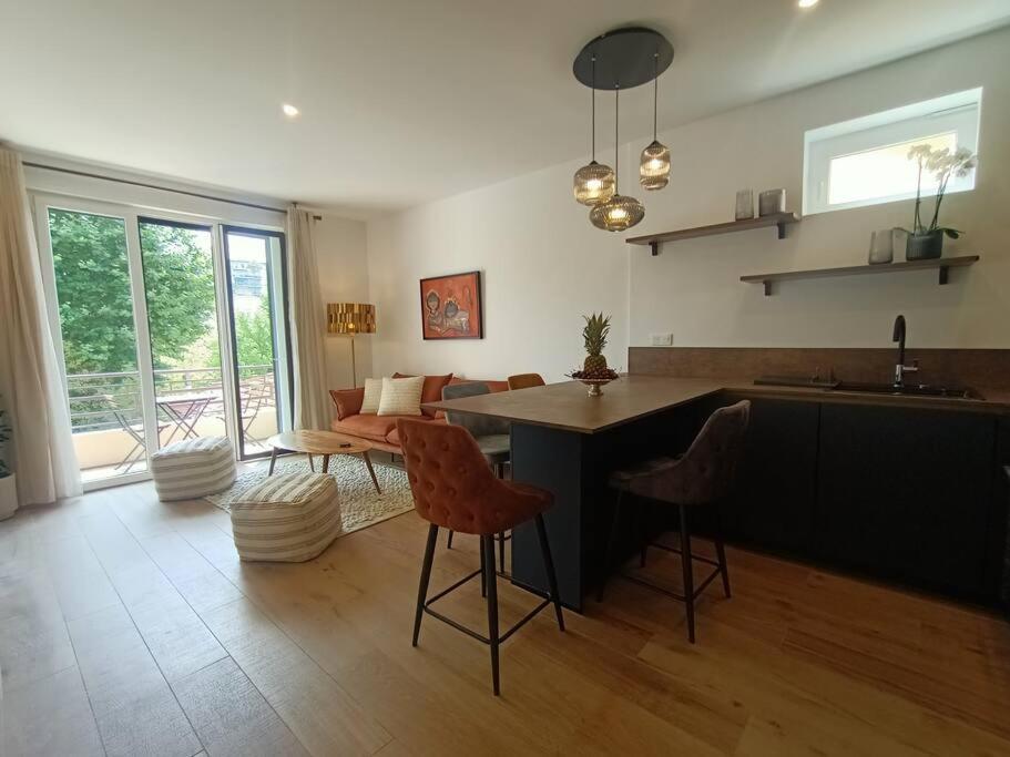 The Chic Liberation Apartment Nisa Exterior foto